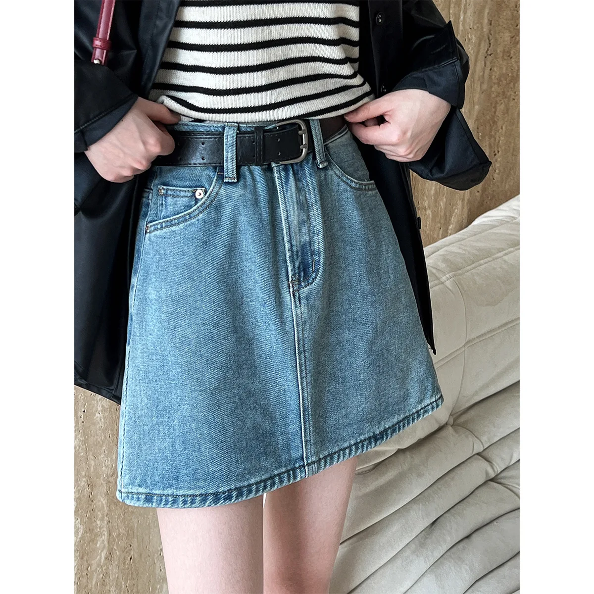 

Женская джинсовая юбка А-силуэта с высокой талией и поясом