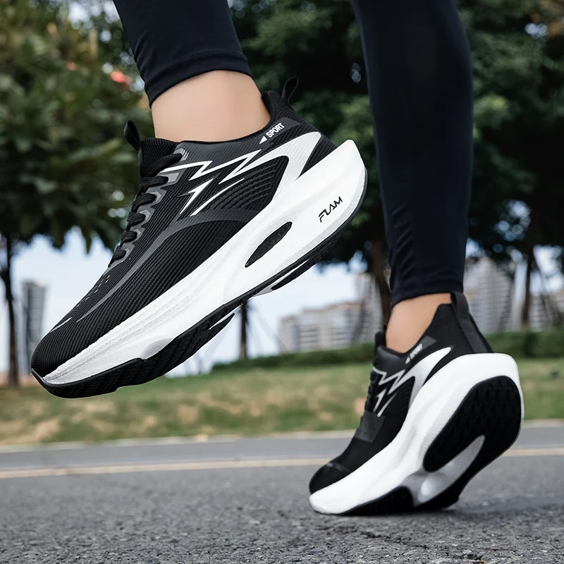 Herren-Freizeitsportschuhe, neue Rennschuhe mit Farbverlauf und Carbonplatte, atmungsaktive Fly-Knit-Mesh-Dämpfung, rutschfeste Schuhe für Herren und Damen, Outdoor-Sportschuhe für morgendliches Lauftraining. – Detail 25