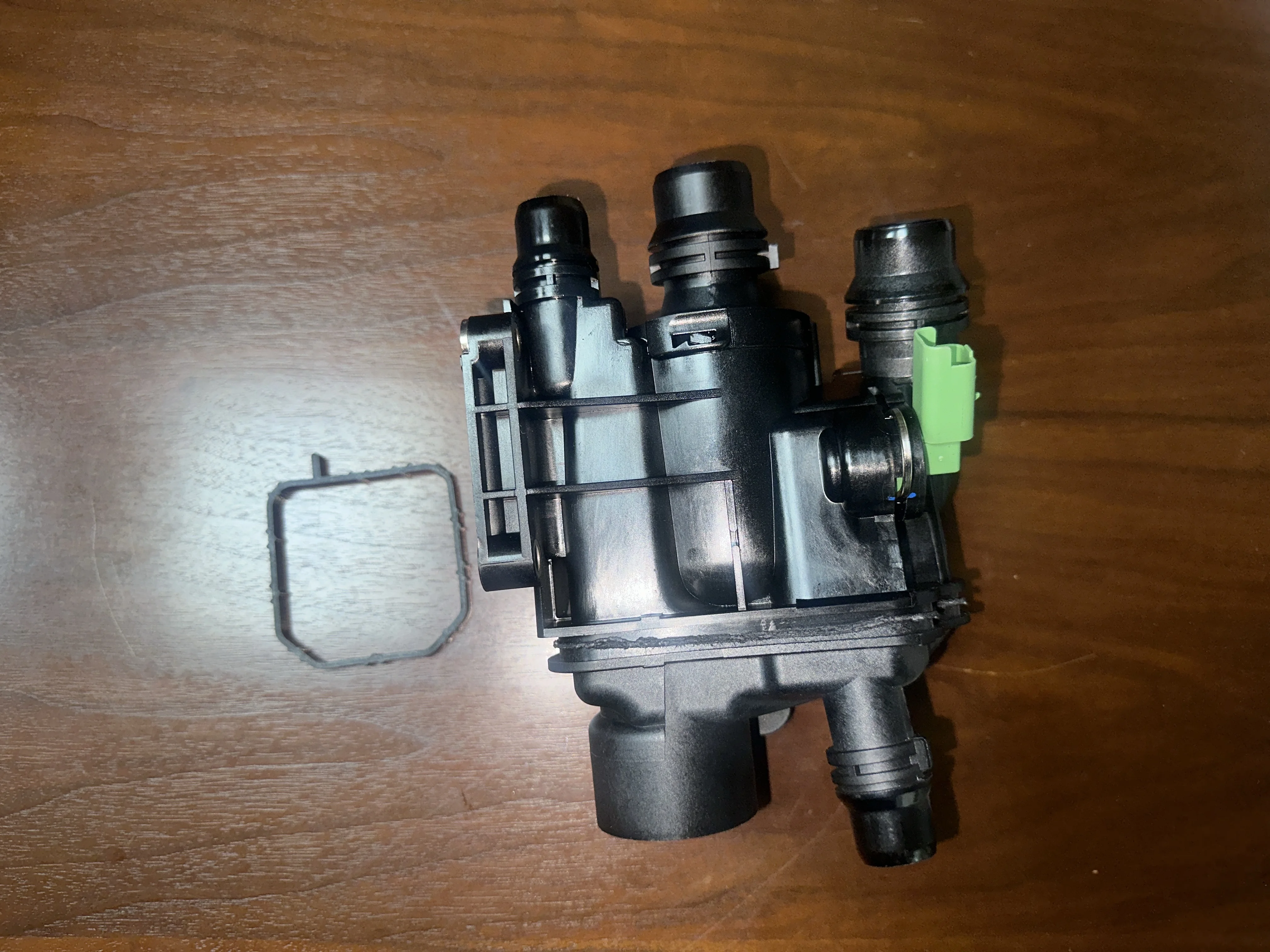 Engine Coolant Thermostat Housing With Gasket 9807198480 9807119880 for Peugeot 208 308 Ctiroen C3 Picasso C4 DS3 1.2
