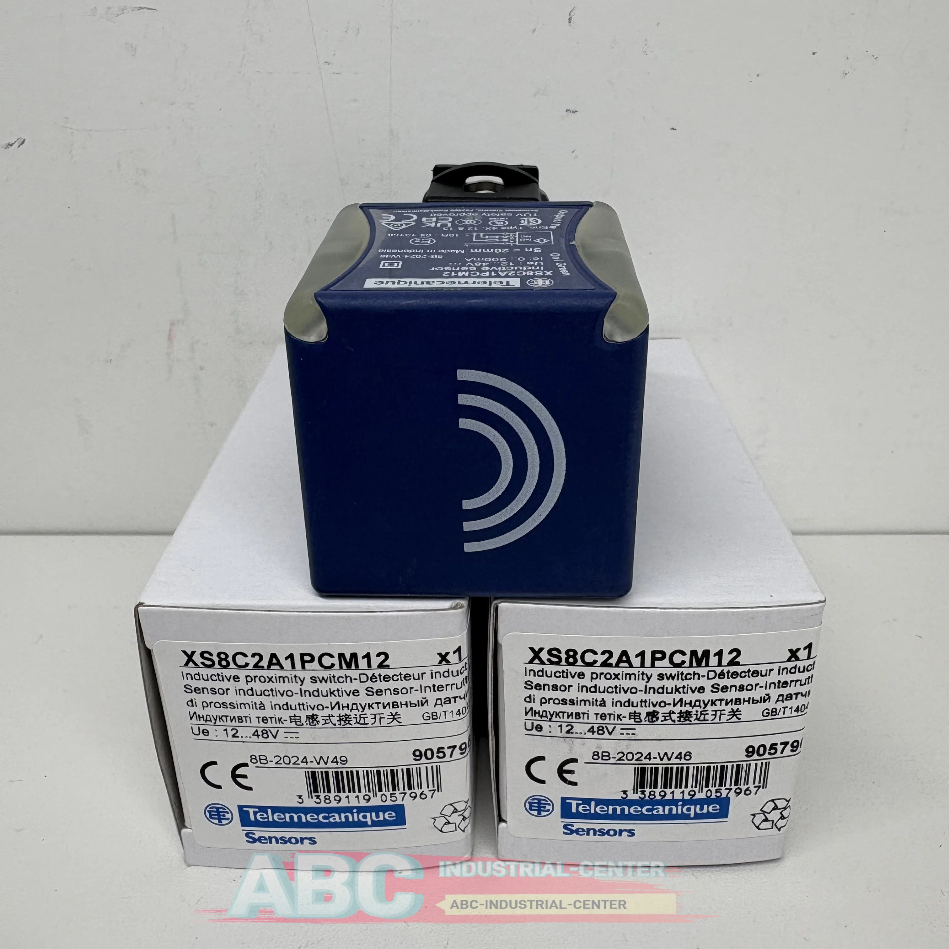 Inductive Proximity  new XS8C2A1PCM12 in box