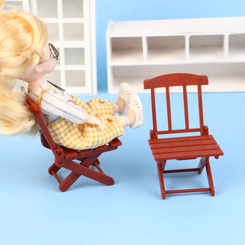 1/12 Scale Dollhouse Simulation of a Foldable Beach Chair, Miniature Furniture for Room Decor.