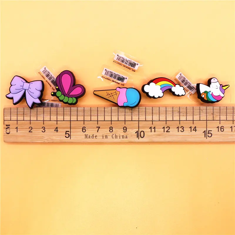 Dijes de PVC de unicornio arcoíris para zapatos, decoraciones de alfileres de mariposa, helado, accesorios de hebilla de diseñador, 1 piezas