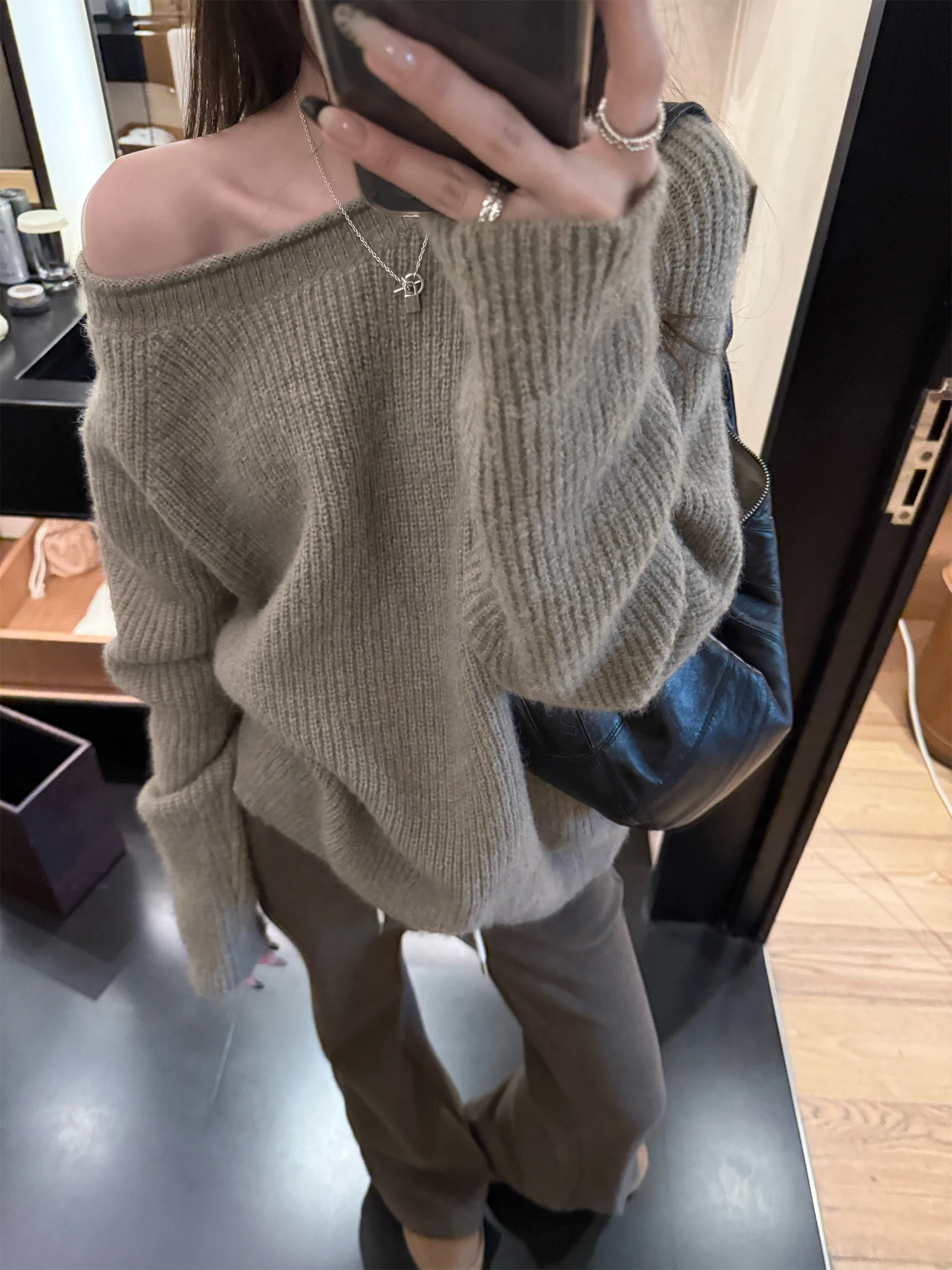 

Утепленный вязаный свитер Superniniyy из смесовой шерсти с круглым вырезом, длинными рукавами и асимметричными манжетами