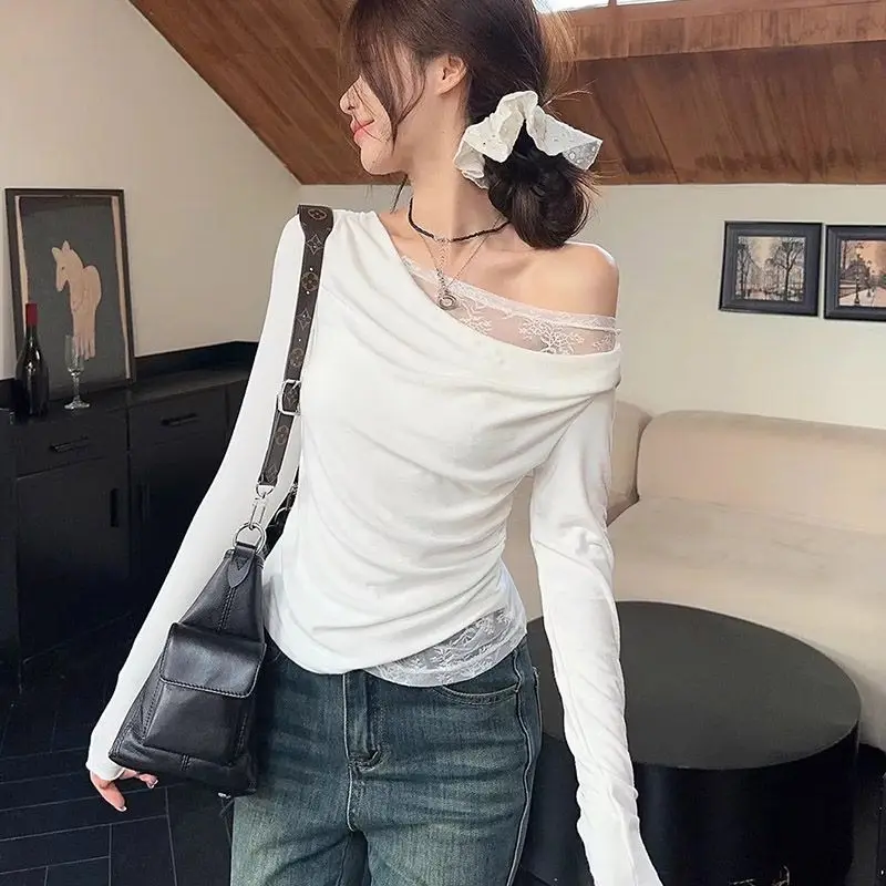 Biała koronkowa koszulka z dzianiny z długim rękawem i ukośnymi ramionami, damska, jesienno-zimowa, koreańska, slim-fit z odkrytymi ramionami