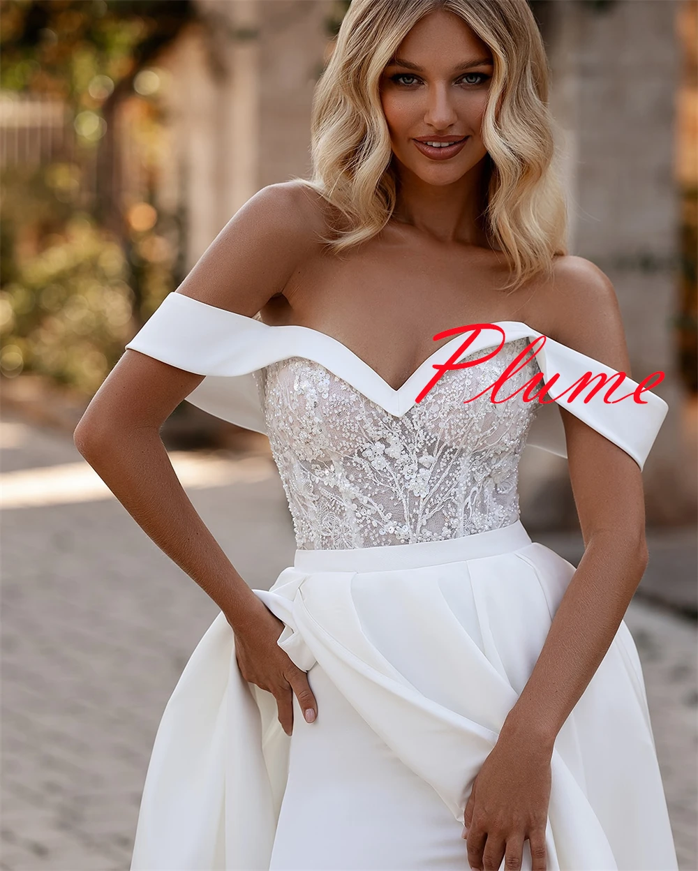 ที่กําหนดเองสีขาวซาตินชุดเจ้าสาวเรียบง่าย Strapless ปิดไหล่แขนสั้นชุดแต่งงาน Chapel Train ชุดเปลือย