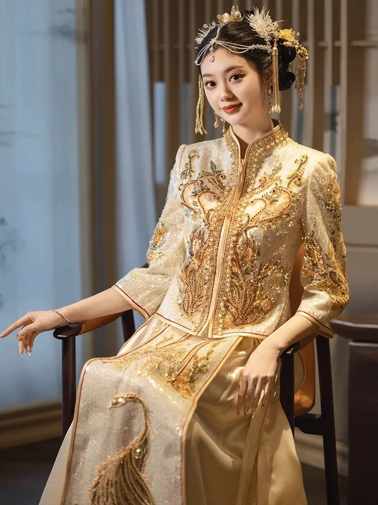 

A large-sized thin golden Chinese-style wedding dress in champagne color for the bride's new