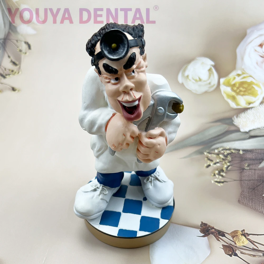 Dentystyczny kreatywny męski dentysta trzymający ząb kleszcze ekstrakcyjne posąg interesujący Ornament odpowiedni do dekoracji klinika