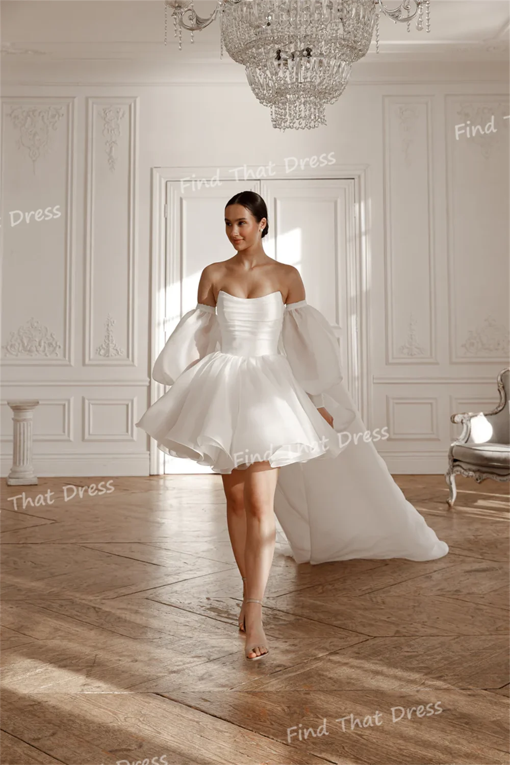 Maßgeschneidertes klassisches trägerloses Organza-Brautkleid in A-Linie, kurzes Mini-Brautkleid, rückenfreies Brautkleid mit abnehmbaren Puffärmeln