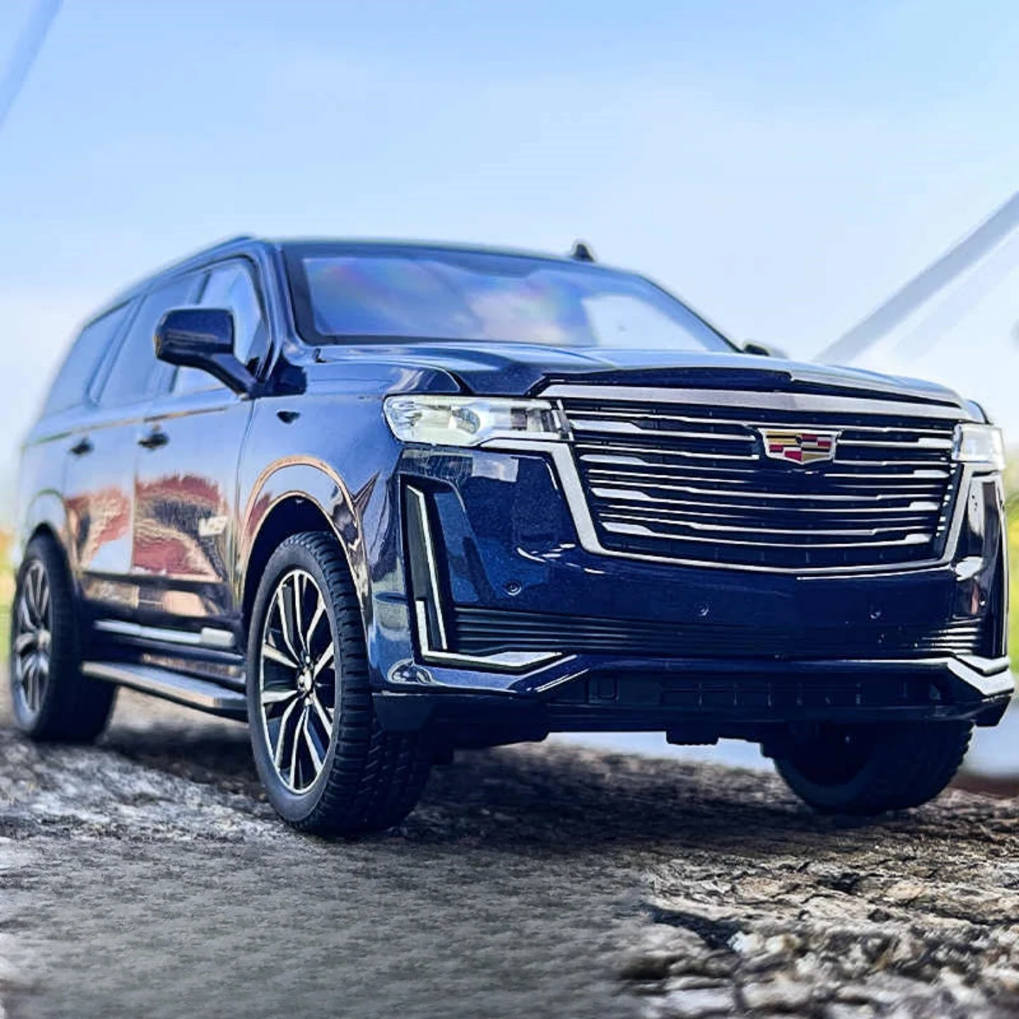 

Масштабная модель автомобиля Cadillac Escalade 1:24 из сплава, имитация внедорожника, украшение, детская игрушка, оптовая продажа