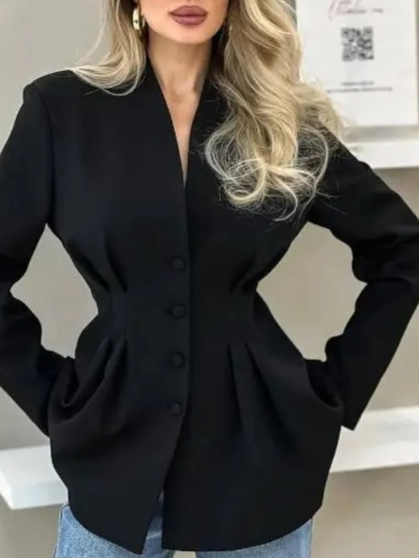 

Элегантный приталенный черный блейзер с V-образным вырезом и длинными рукавами для весны и осени