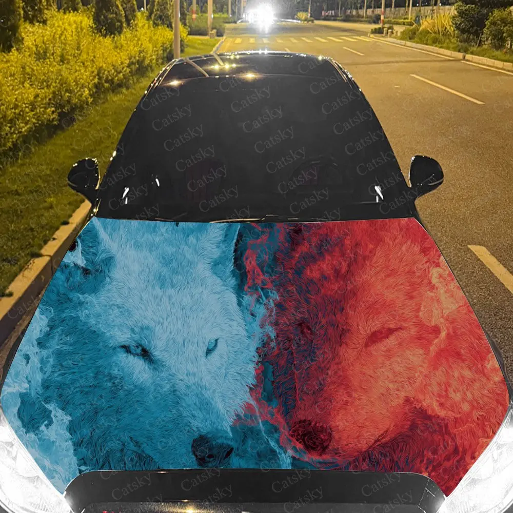 ملصق سيارة على شكل ذئاب باللونين الأزرق والأحمر مع فيوجن فني نسيجي تجريدي، يخلق رؤية قوطية ديناميكية وبرية #1
