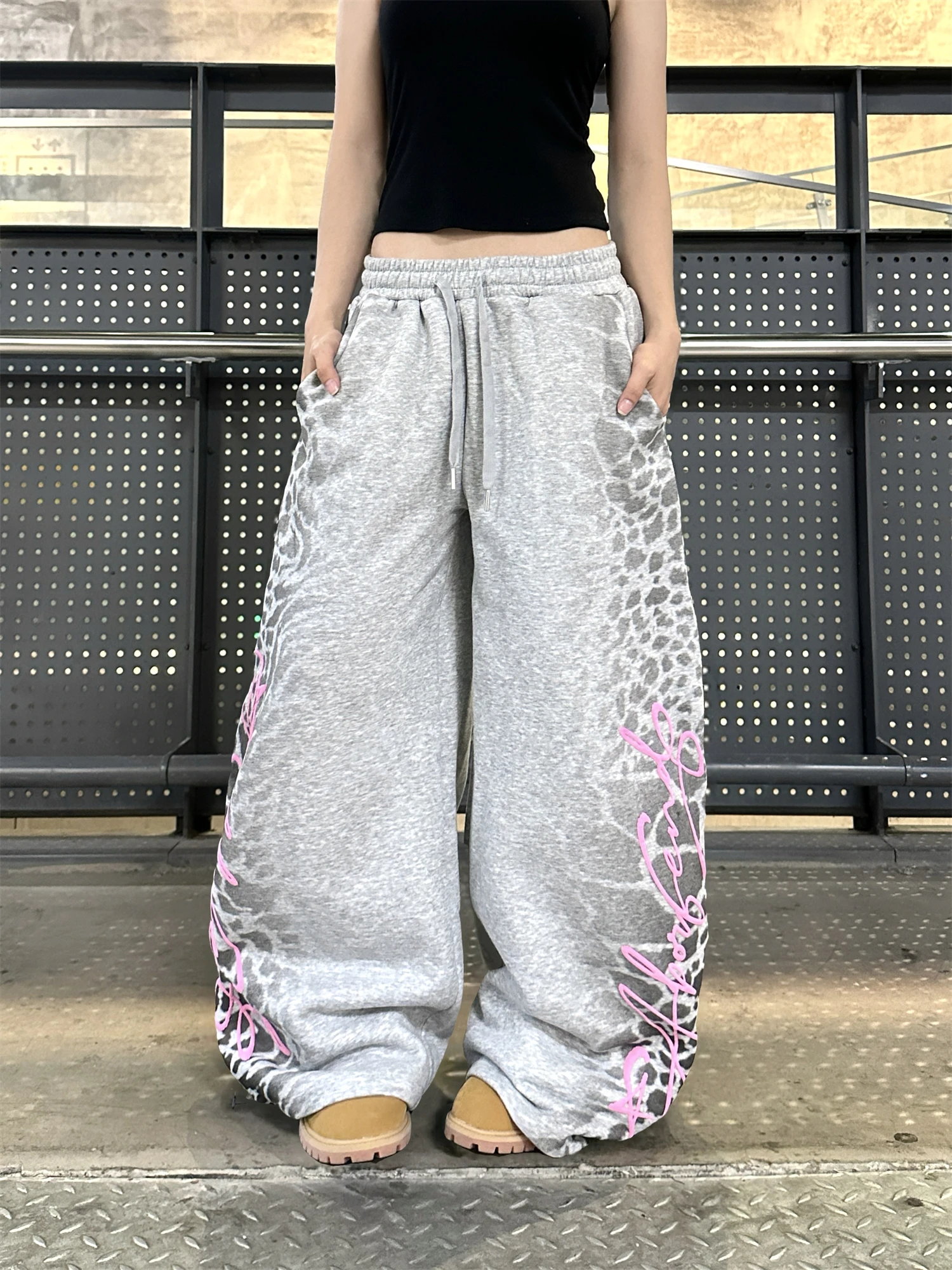 المرأة Y2K الشارع الشهير فضفاض Sweatpants رمادي مع ليوبارد طباعة الوردي رسالة الرسم واسعة الساق بنطلون سراويل أنيقة غير رسمية
