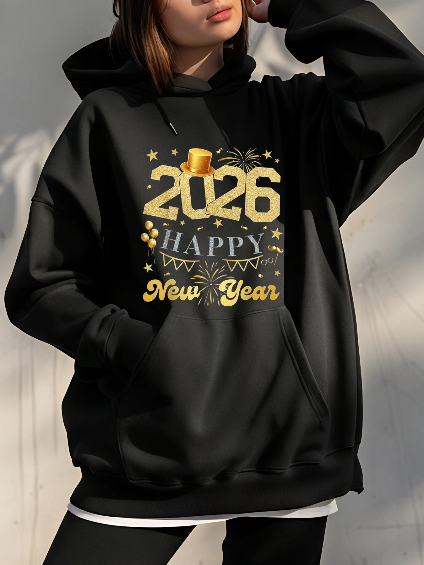 

Золотая толстовка с Новым годом 2026 года с блестящим дизайном и праздничными деталями для праздничных моментов