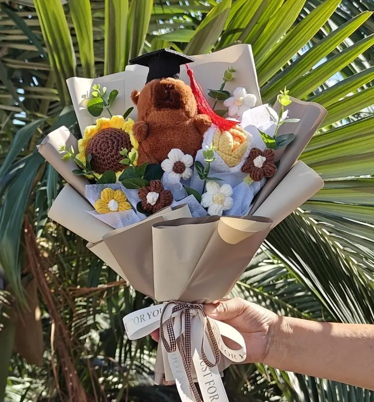 

Плюшевый букет «Капибара» с вязаными подсолнухами, мягкая кукла, креативный подарок на Рождество, выпускной, день рождения для детей и взрослых