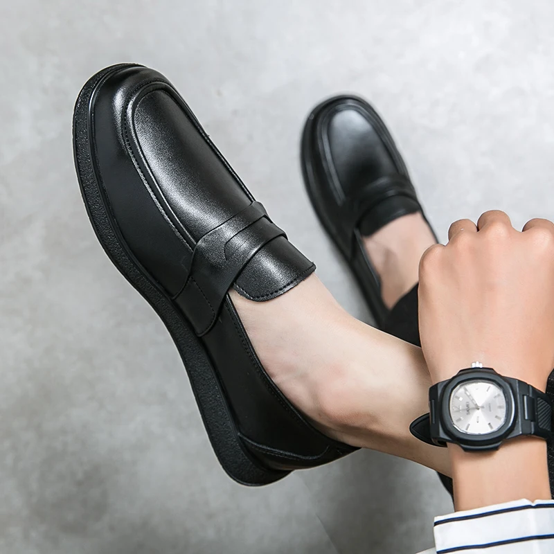 Loafers Men Casual Lightweight Breathable Fashionable Versatile Brand Small Leather Shoes Business Travel Shoes 38-44 Men Shoes