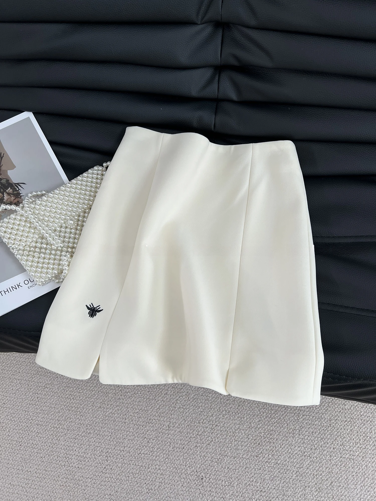 

Повседневная юбка трапециевидной формы с высокой талией и вышивкой, модная летняя новая простая юбка для отдыха, подходящая для всех однотонных цветов...