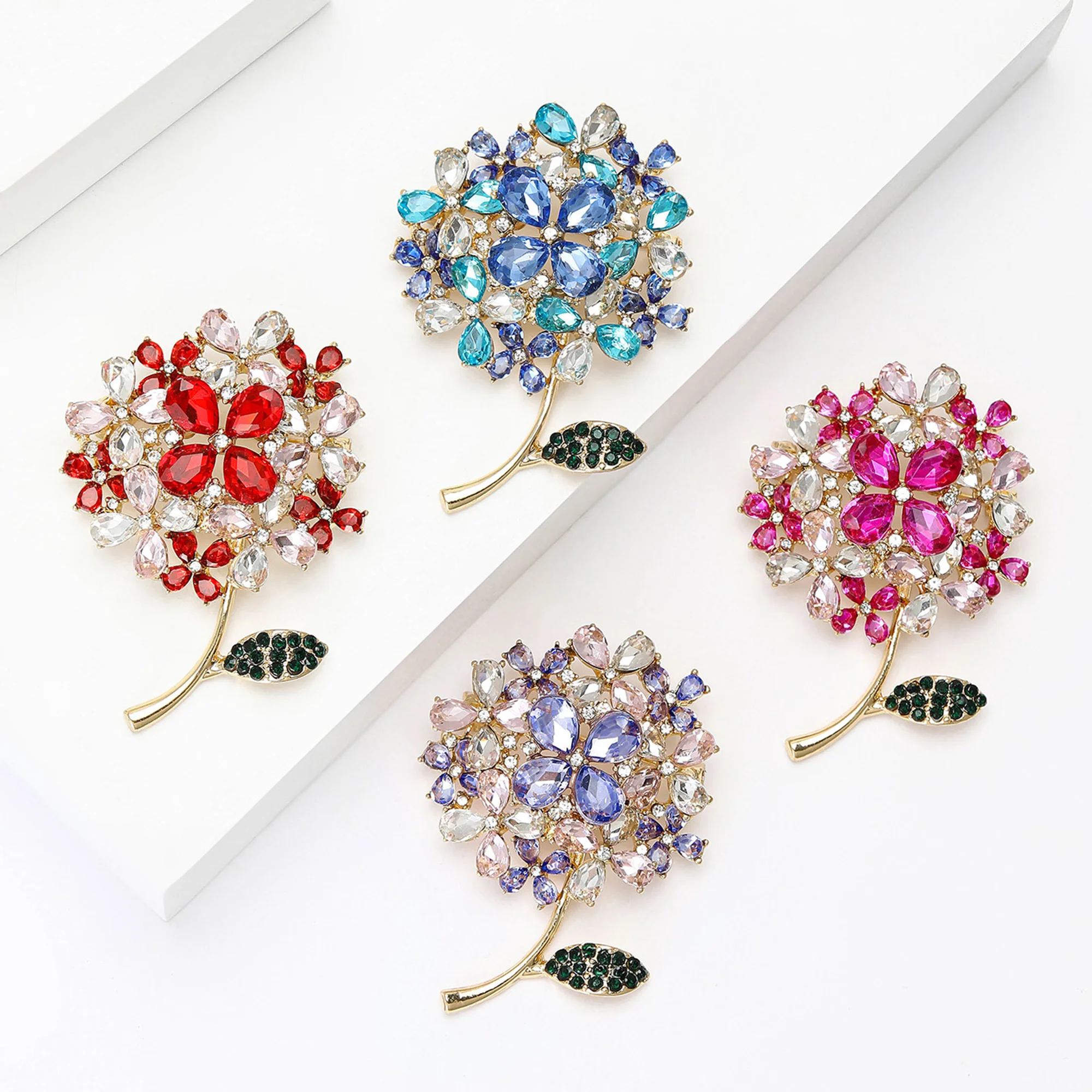 Beaut & Berry Broches clássicos de hortênsia com strass para mulheres, alfinetes de plantas, presentes para festa de amigos, acessórios de joias para banquetes