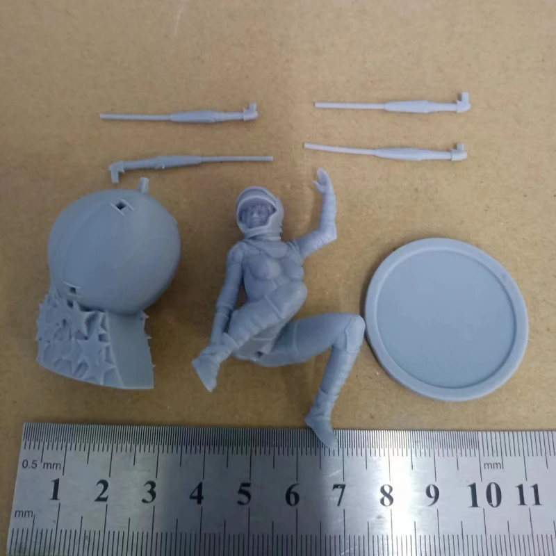 Astronaut Full Resin Figure Girl 1/24 Scale 75mm Assemble Miniatures Model Kit Unassembled Unpainted Diorama Toys