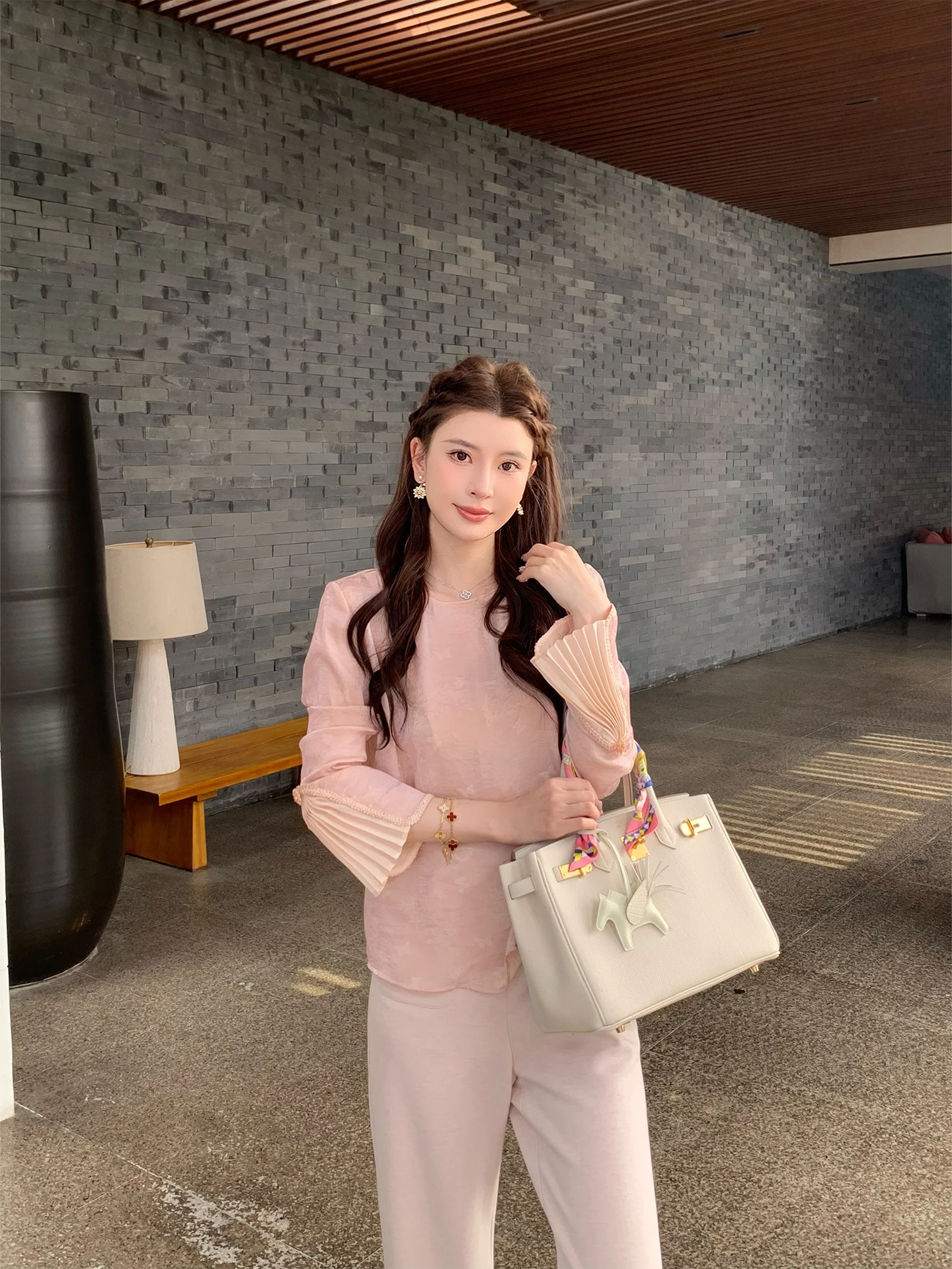 

Новая женская рубашка в китайском стиле с розовой цветочной вышивкой, повседневная, прямого кроя, с длинным рукавом, для ношения под одеждой, весенняя мода