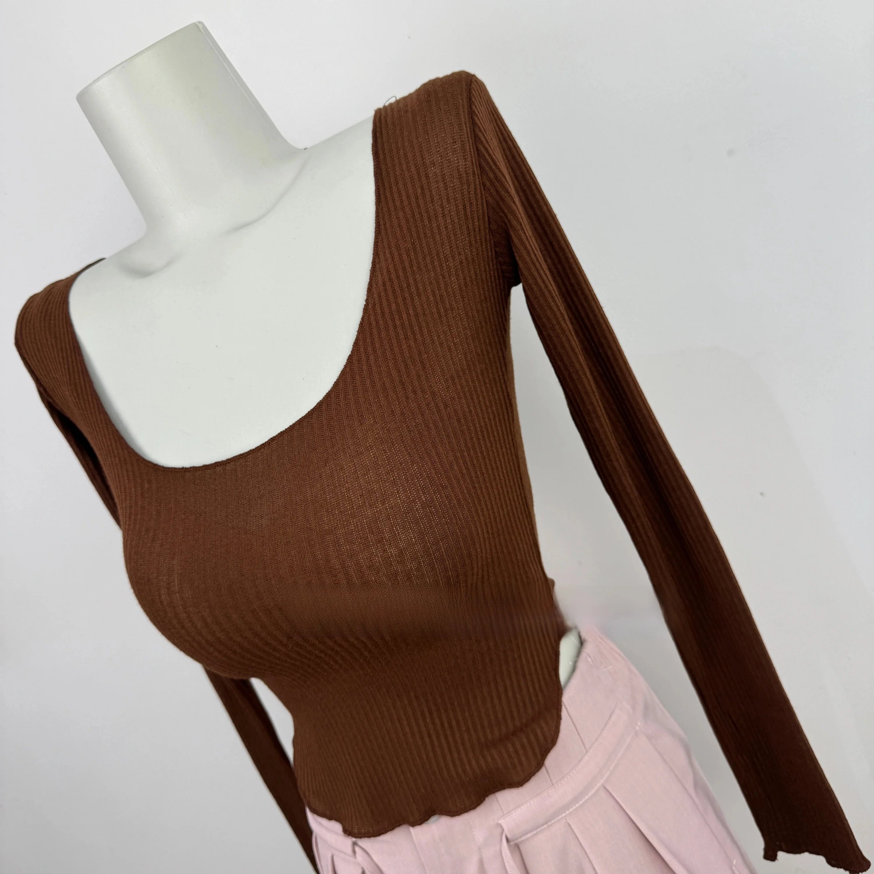 Sexy Tight Long Sleeve U-Neck Top Women's Base Shirt Short Style Chest Enhancing T-Shirt for Autumn 2026 Fashion Trend