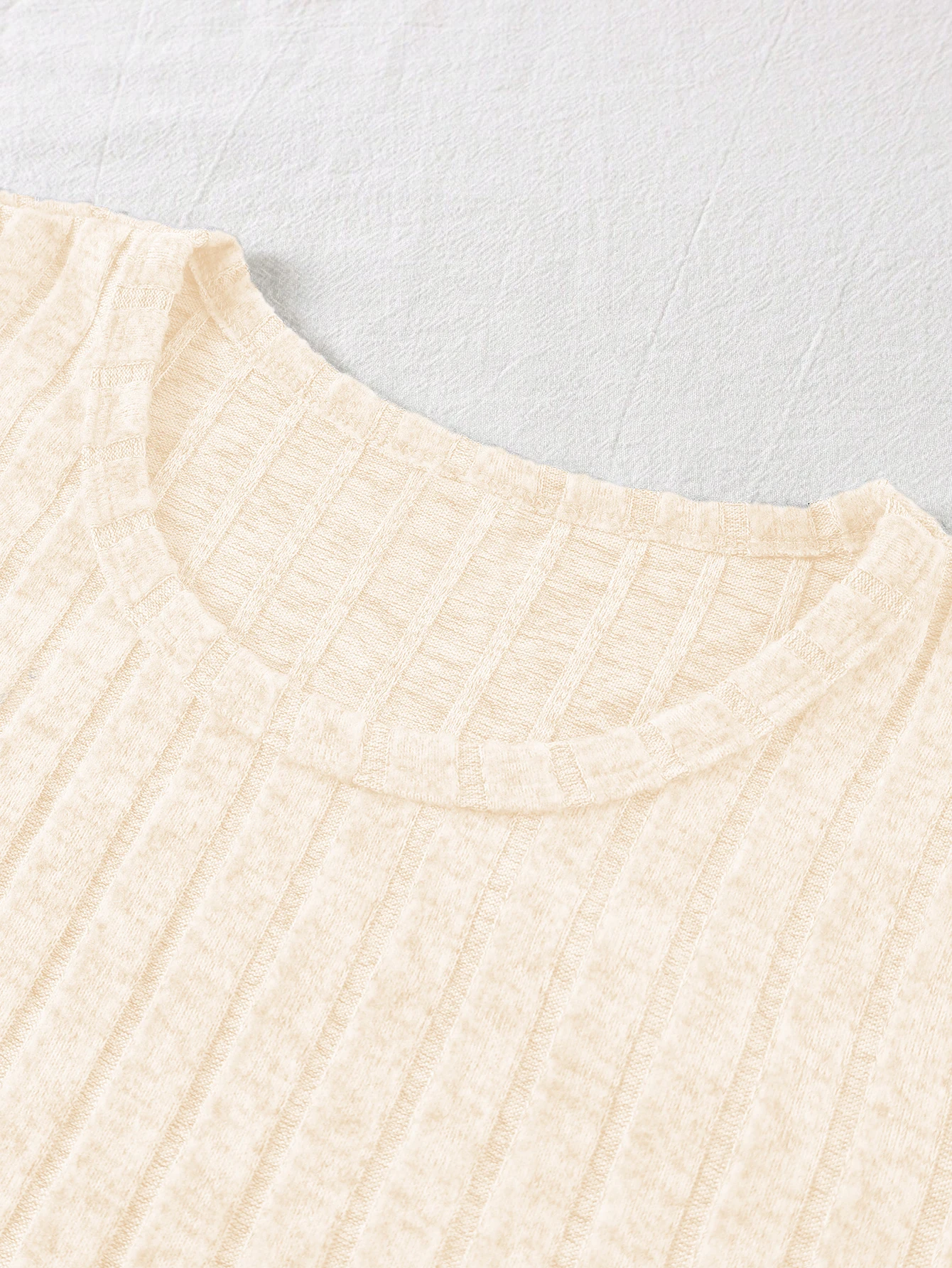 

Новая и модная женская однотонная футболка с короткими рукавами и брюки из трех предметов.