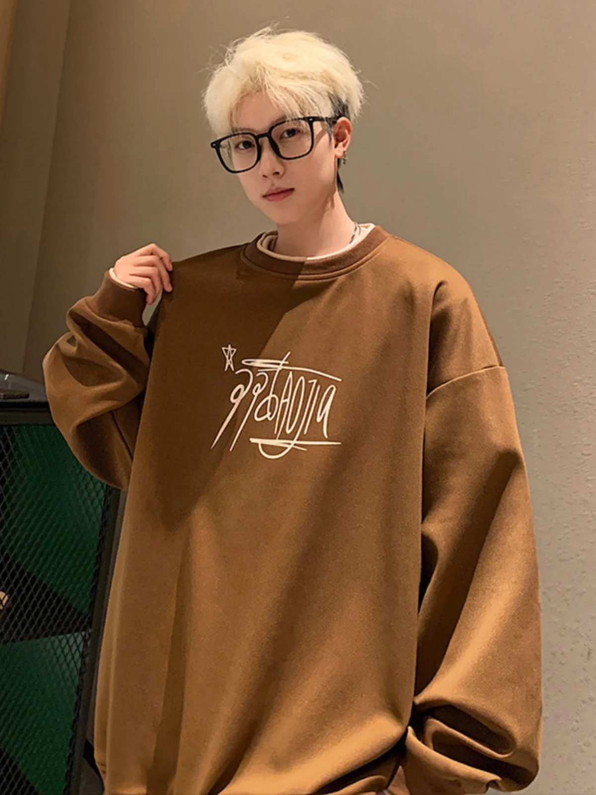 

Мужская толстовка свободного кроя в американском ретро-стиле, коричневая, весна-осень, молодежная, уличная, с принтом, повседневная, с круглым вырезом