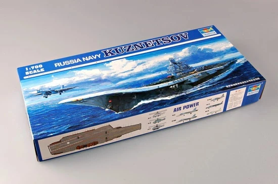 

Комплект пластиковой собранной модели корабля Trumpeter 05713, авианосец Кузнецова ВМС России, масштаб 1/700