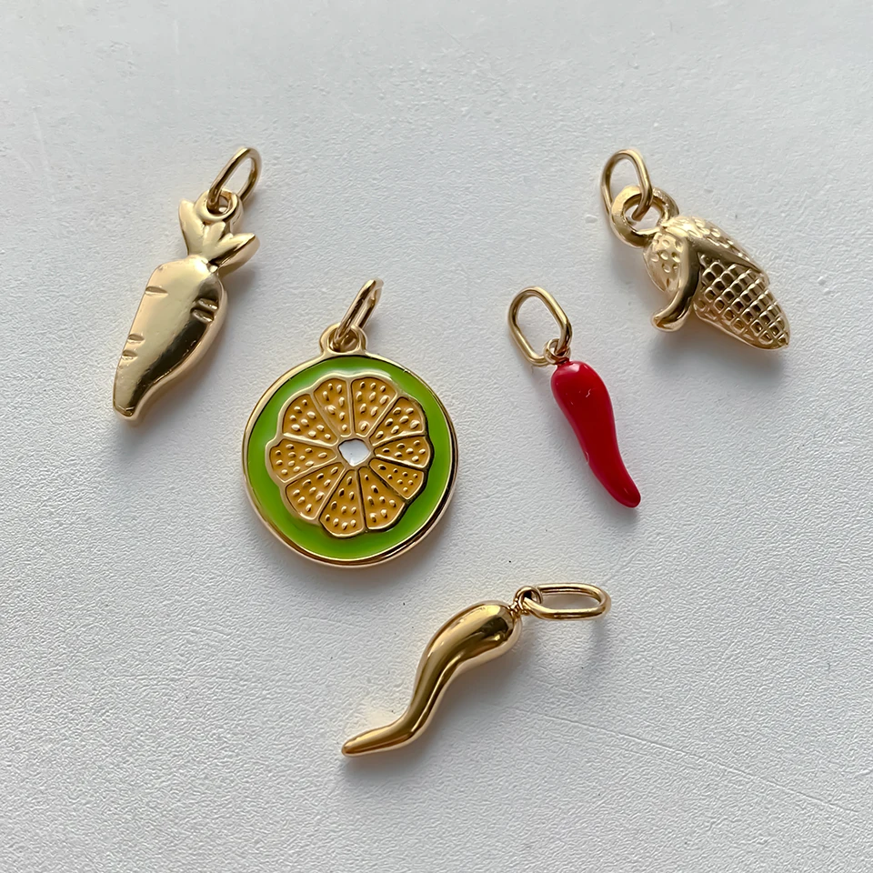 EMANCO Goldfarbene Edelstahl-Anhänger im natürlichen Stil mit Gemüse- und Fruchtmotiven wie Karotte, Chili, für DIY-Halsketten und Schmuckherstellung. – Detail 3