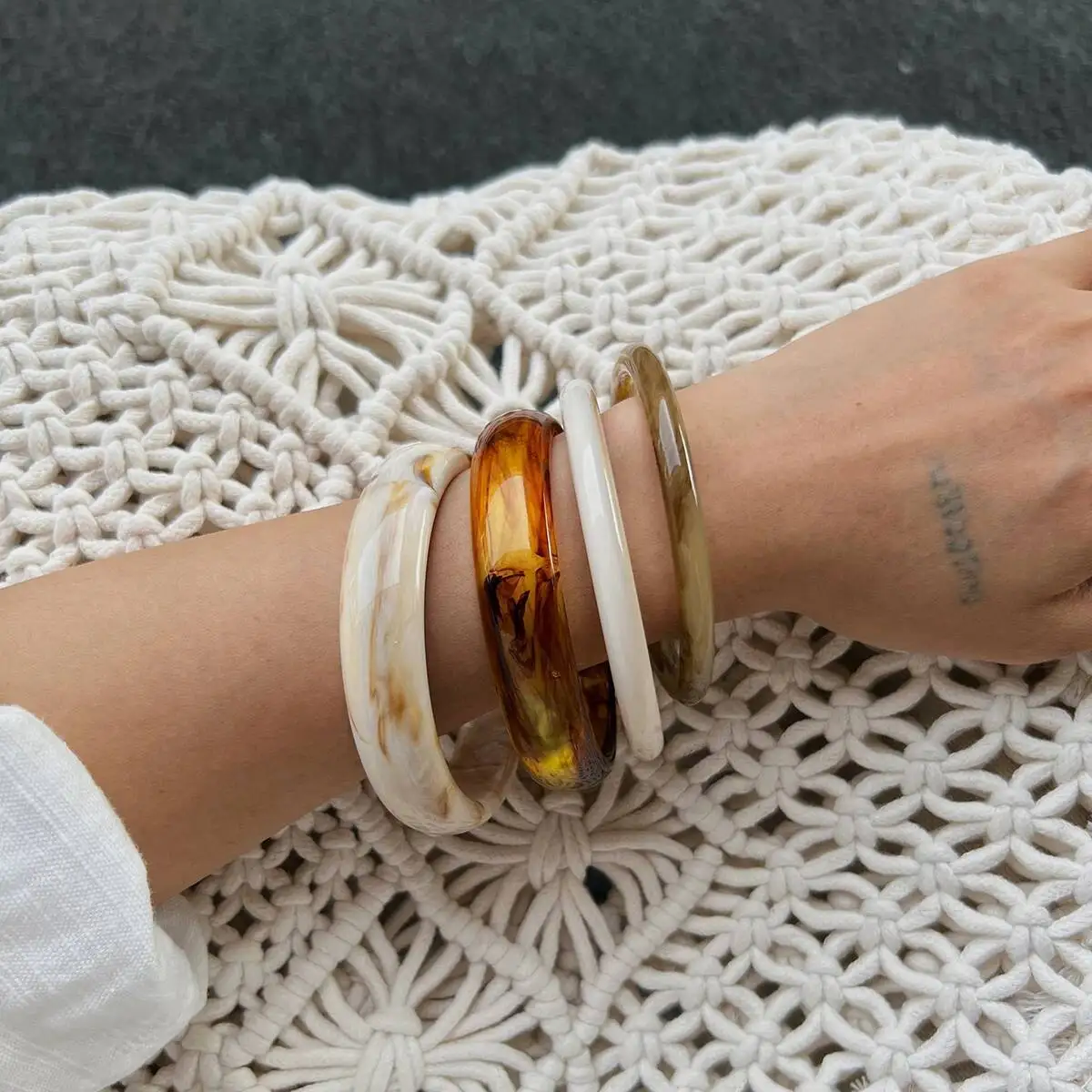 Salircon Vintage Textur Beige Kaffee Dicke Harz Acryl Armreifen Frauen Geometrische Unregelmäßige Armreif Ästhetischen Schmuck