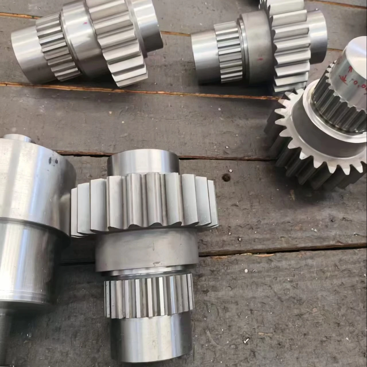 مخصص محرك والعتاد تصلب 17CrNiMo6 الصلب الرئيسي سبلاين رمح مع ترس حلزوني مع سبلاين طحن