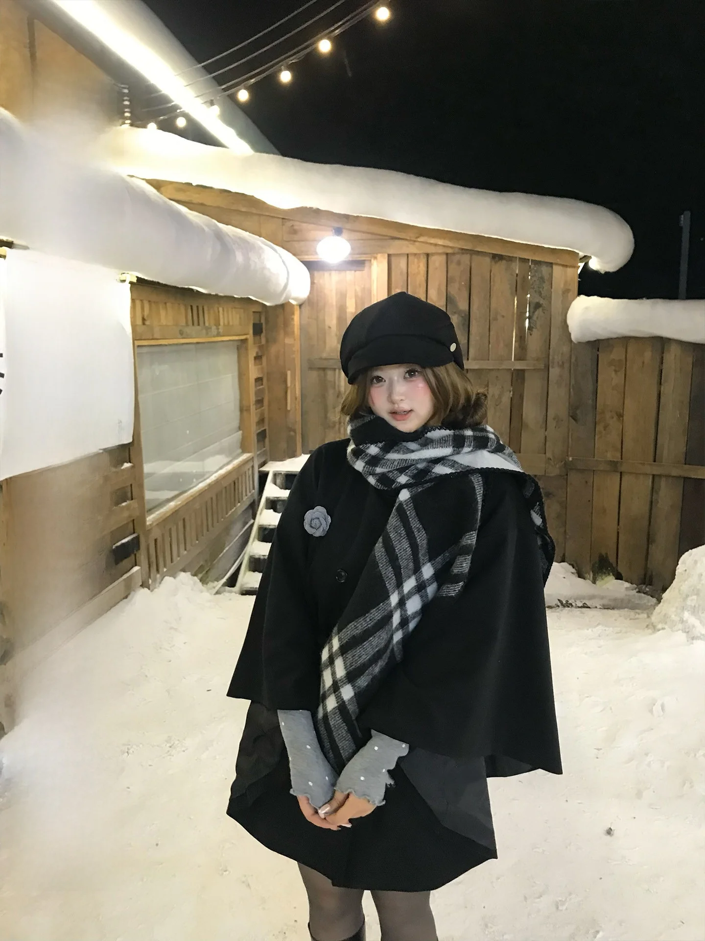 

Женский костюм в корейском стиле: пальто на пуговицах цвета чайной розы больших размеров и шерстяные шорты. Модный британский стиль.