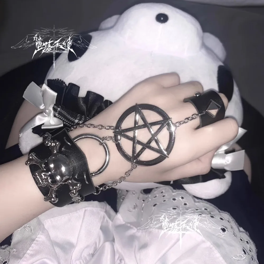 Sottocultura originale Rivetti in metallo scuro Pentagramma Bracciale con teschio punk Catena posteriore per ragazze Indossano con camicie Pelle a maniche lunghe ampia