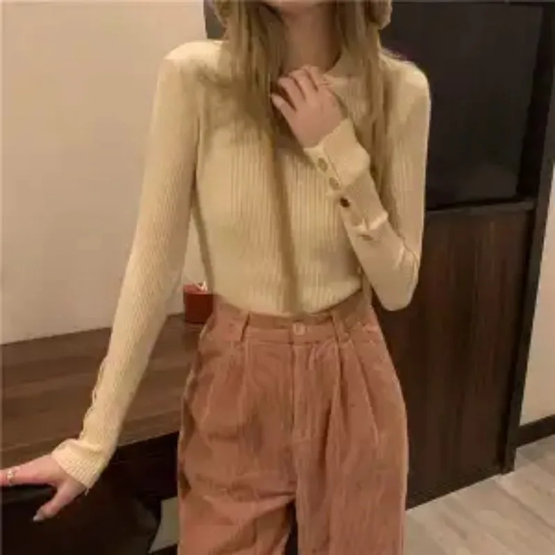 سترة سفلية سميكة داخلية 2025 سترة جديدة بنصف الياقة المدورة بالإضافة إلى سترة مخملية ضيقة بأكمام طويلة للنساء للخريف والشتاء