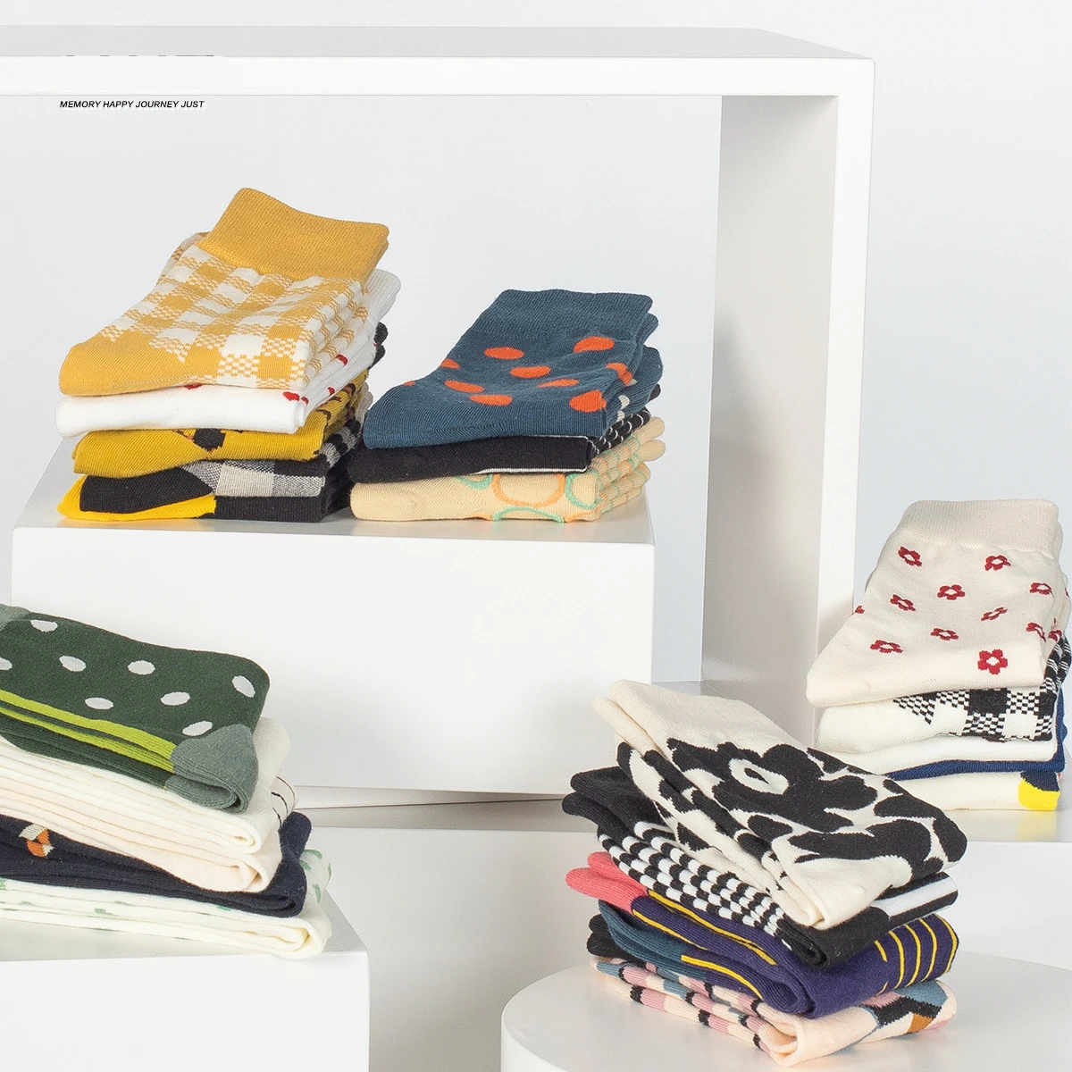 韓国のトレンディな原宿ファッション女性の幾何学的なチェック柄の靴下男性のヒップホップ綿ニュートラルストリートスタイルの斬新な靴下