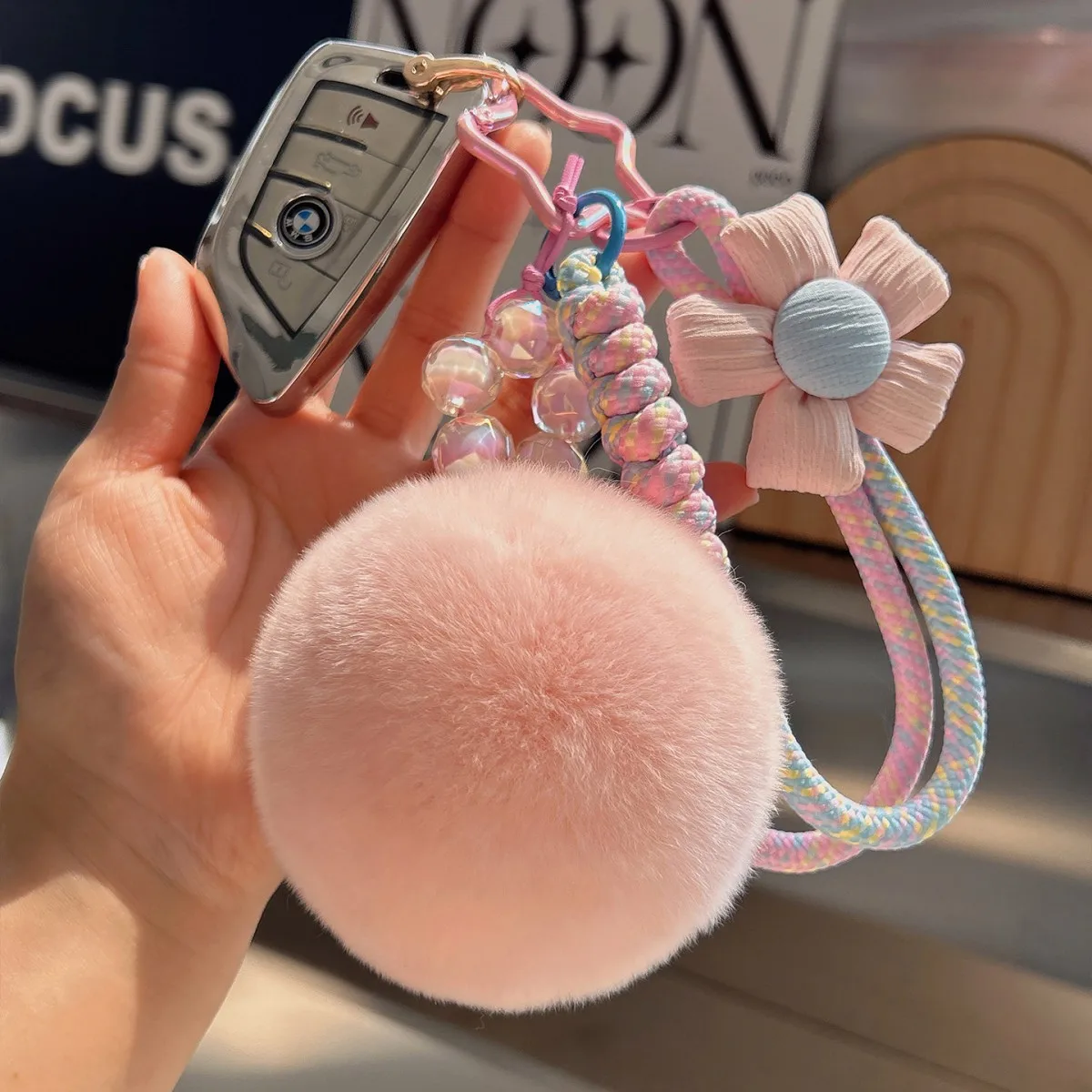 

2026 Пушистый брелок-шарик с помпоном для женщин, милый кроличий меховой шарик-подвеска, украшения для автомобиля и сумки, аксессуары, подарки
