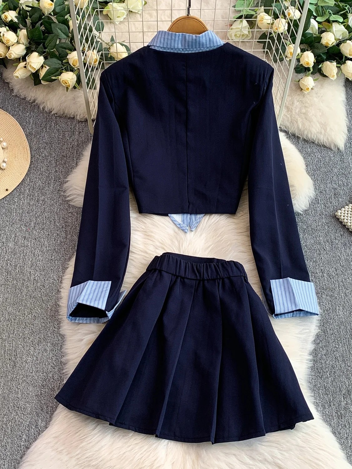 Setelan Dua Potong Rok Lipit Pinggang Tinggi yang Meniruskan Tubuh dengan Kerah Patchwork Bergaris dan Dasi Kupu-kupu Manis Gaya Preppy