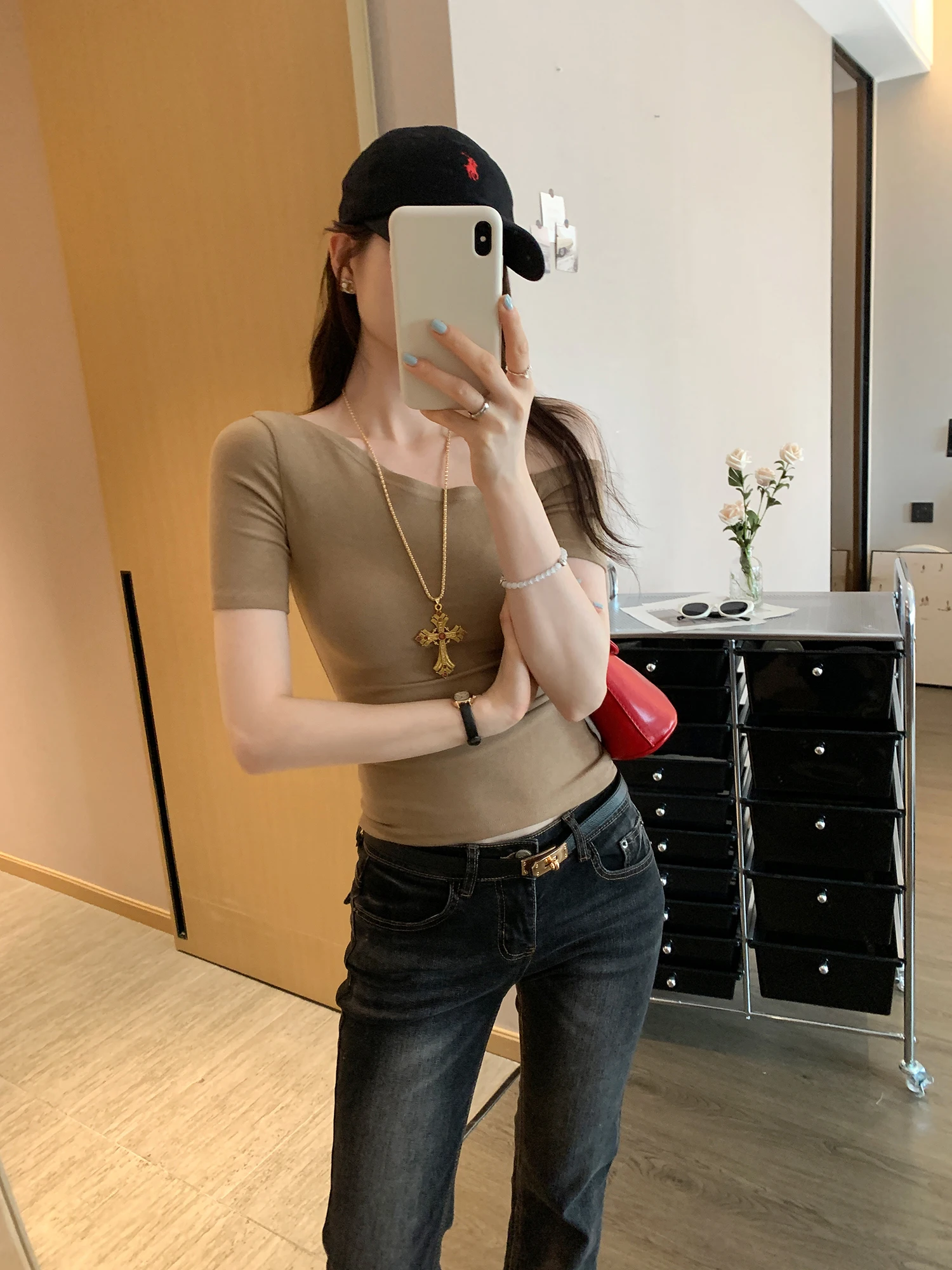 ユニークな美しい紫色の非対称ショルダー半袖 Tシャツ女性のスリムフィット夏の新しいスタイル高感覚スパイシーガールトップ