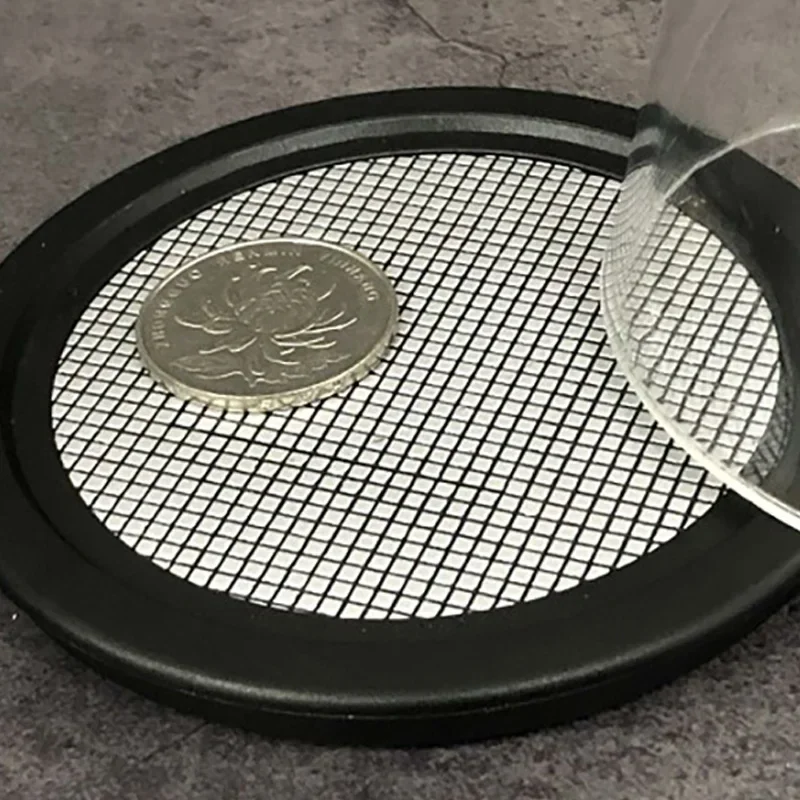 Pièce de monnaie Miracle à travers la tasse en verre, tours de magie, pièces de monnaie apparaissent, magicien de magie, gros plan, illusion de rue, accessoires de mentalisme