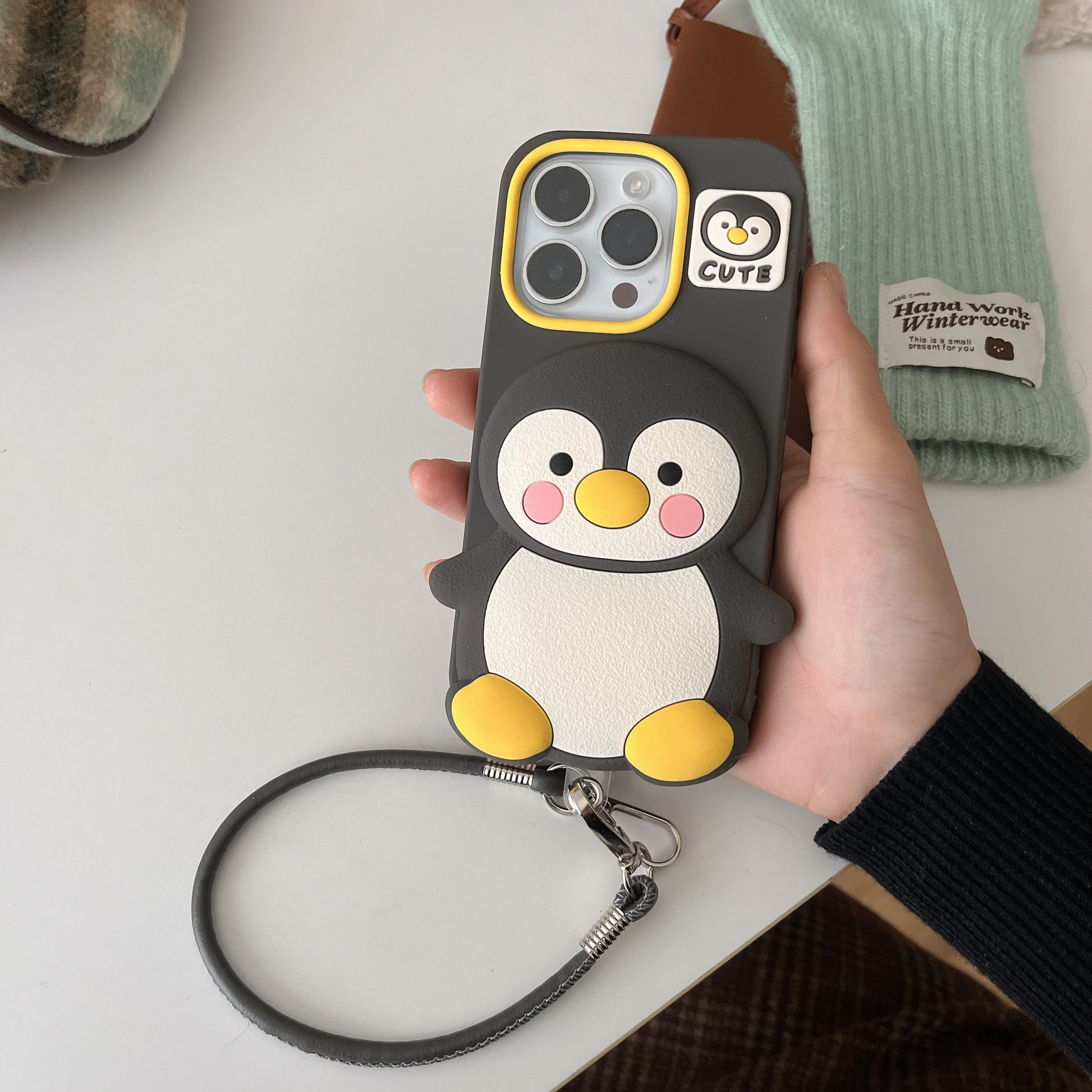 3D Cartoon Cute Penguin's Embrace Soft Silicon Phone Case for iphone 16 Promax  15 14 13  Protective Cover  New Year Lucky Gift