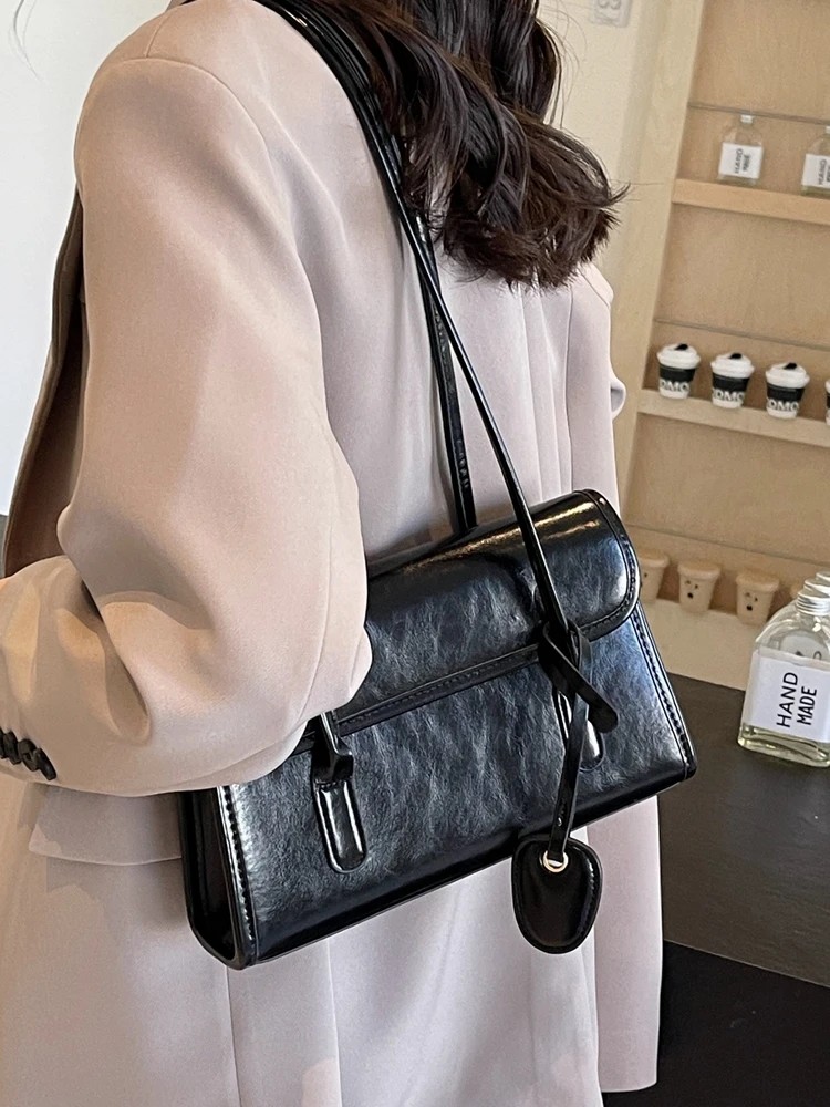 패셔너블한 대용량 브라운 언더암 백 심플 스타일리시 숄더 백 캐주얼 PU 가죽 소프트 백 여성용 온라인 독점