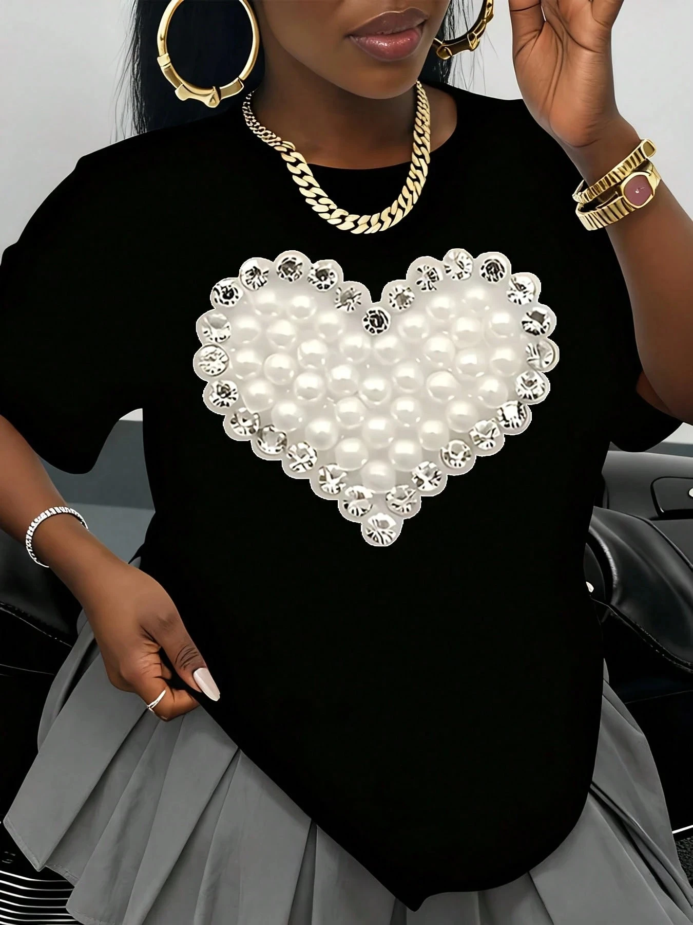 تي شيرت نسائي على شكل قلب مطبوع عليه لؤلؤ وكريستال طازج ونظيف متعدد الاستخدامات بأكمام قصيرة للمناسبات الرومانسية