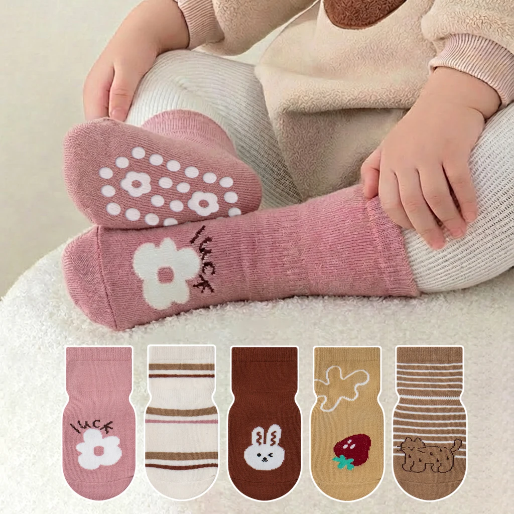 5 Paar Cartoon-Tier-Baby-Socken mit Kleberückseite und rutschfestem Boden, niedliche Mädchen-Kleinkindsocken mit Erdbeer-Blumenmuster