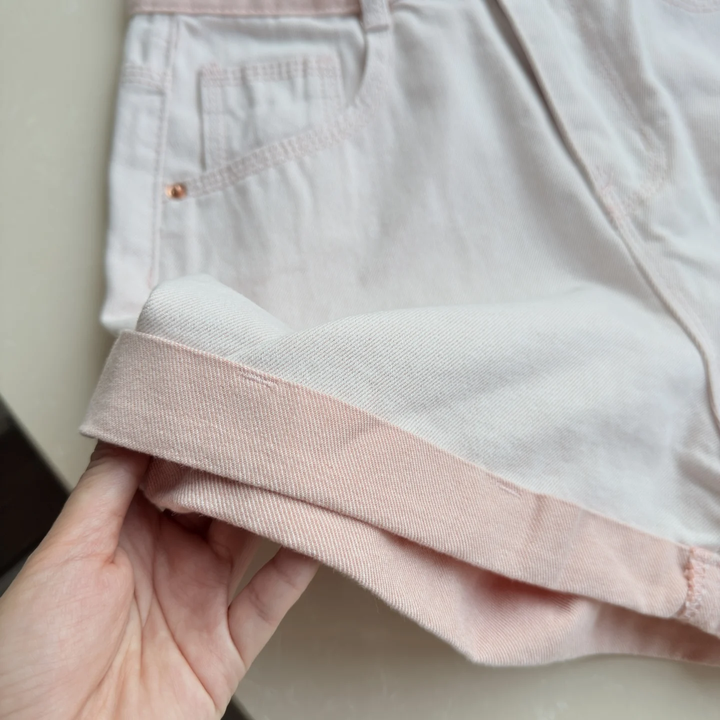 패션 핑크 데님 반바지 여성 여름 얇은 스타일 2025 신상 하이웨이스트 루즈핏 와이드 레그 A라인 컬드 엣지 진 팬츠