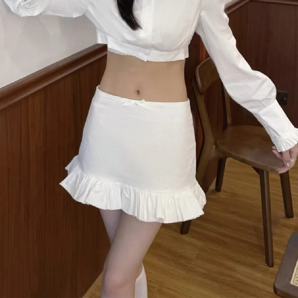 Nuovo 2025 CHIC pacchetto bianco fianchi impiombati volant orlo cerniera vita bassa minigonna sexy gonne corte a pieghe con pantaloncini fodera