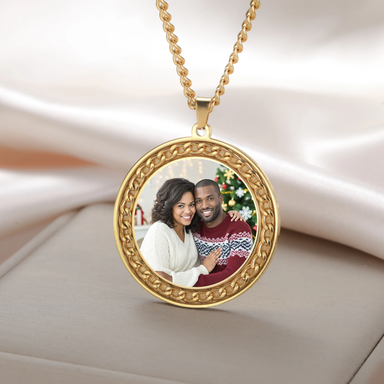 

Round Patterned Couple Necklace Customized Exclusive Use Preserves Romantic Moments Captures The Image A Happy Lover Gives Her