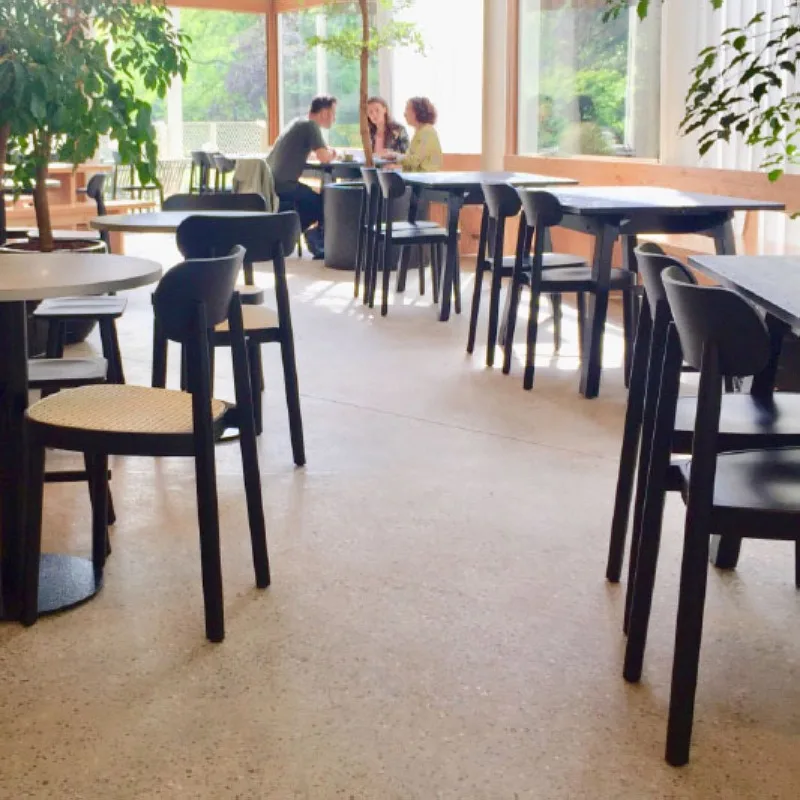 Esszimmerstuhl aus massivem Holz, moderner, einfacher Stuhl mit Rattan-Rückenlehne für den Haushalt