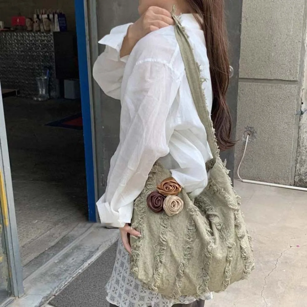 

Льняная жаккардовая большая сумка большой вместимости. Легкая сумка в корейском стиле, украшенная розами. Сумка из полиэстера, хлопка и льна с необработанными краями.