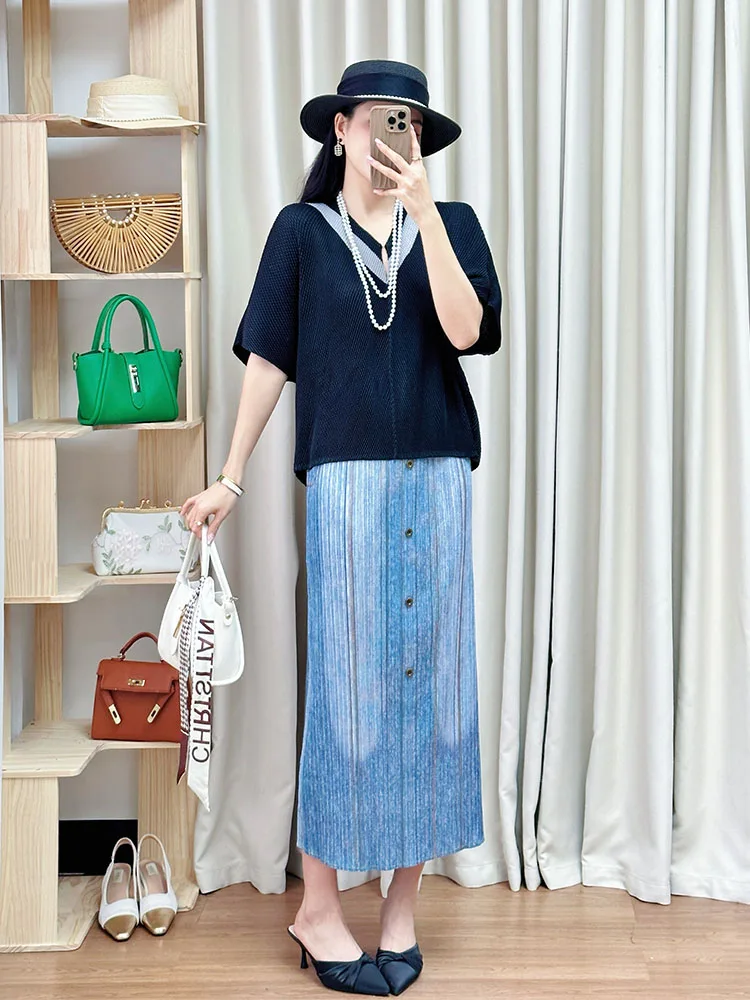 

Модный синий плиссированный комплект из юбки и черного топа с V-образным вырезом для женщин, летний наряд из полиэстера, с коротким рукавом и круглым вырезом, комплект из двух предметов