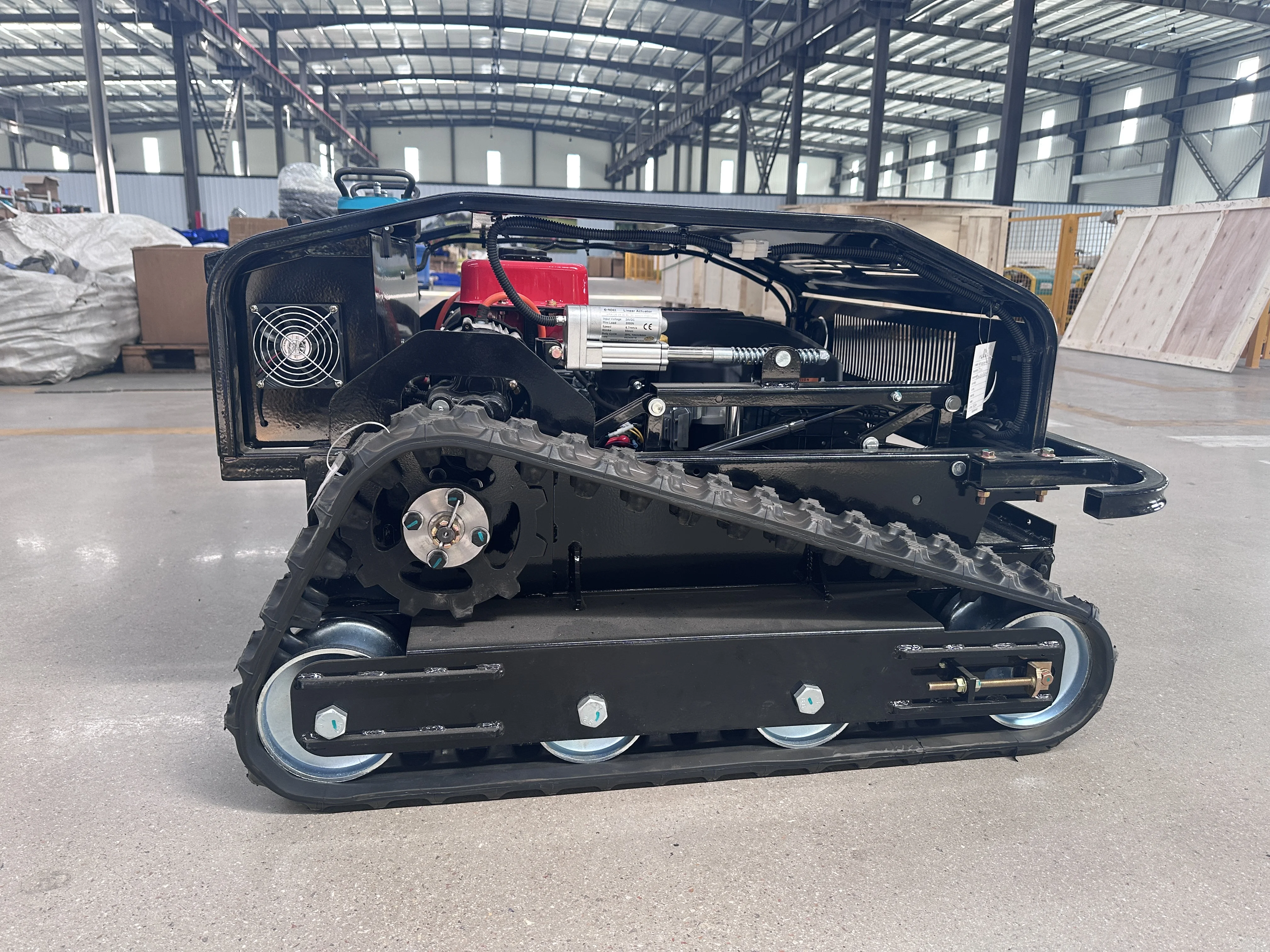 

Мощная газонокосилка-вездеход на гусеничном ходу с двигателем Евро-5 и дистанционным управлением для продажи