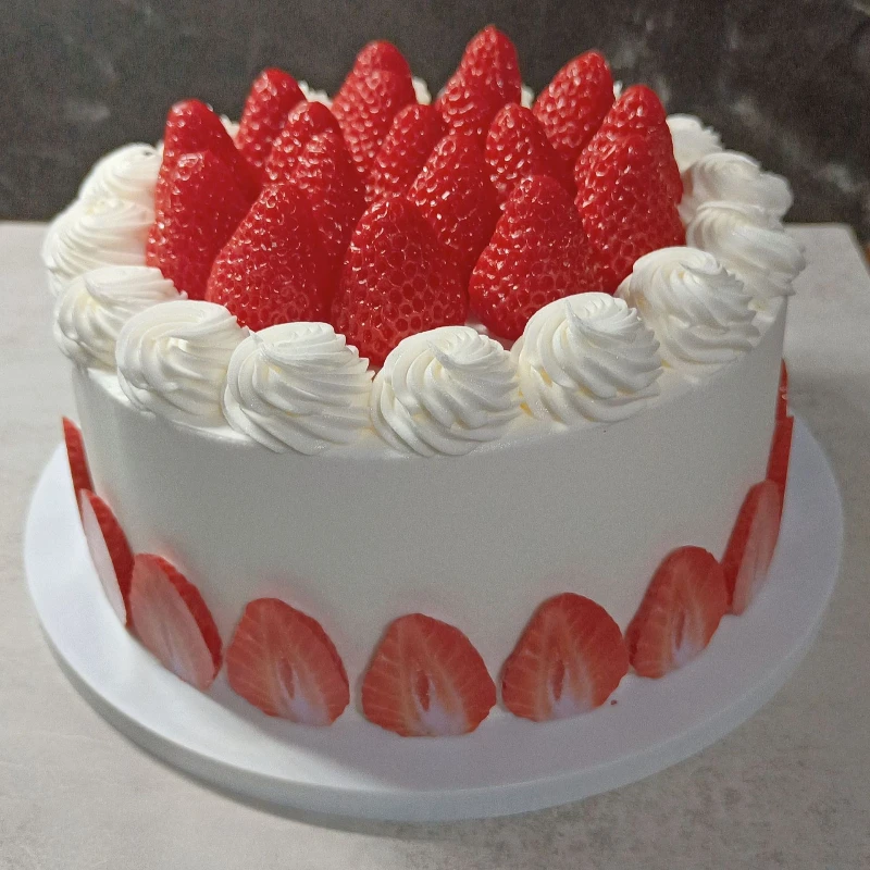 

Пластиковая модель торта ко дню рождения в европейском стиле, фруктовая клубника, имитация еды, модель дисплея, окно, съемка, манекен, образец